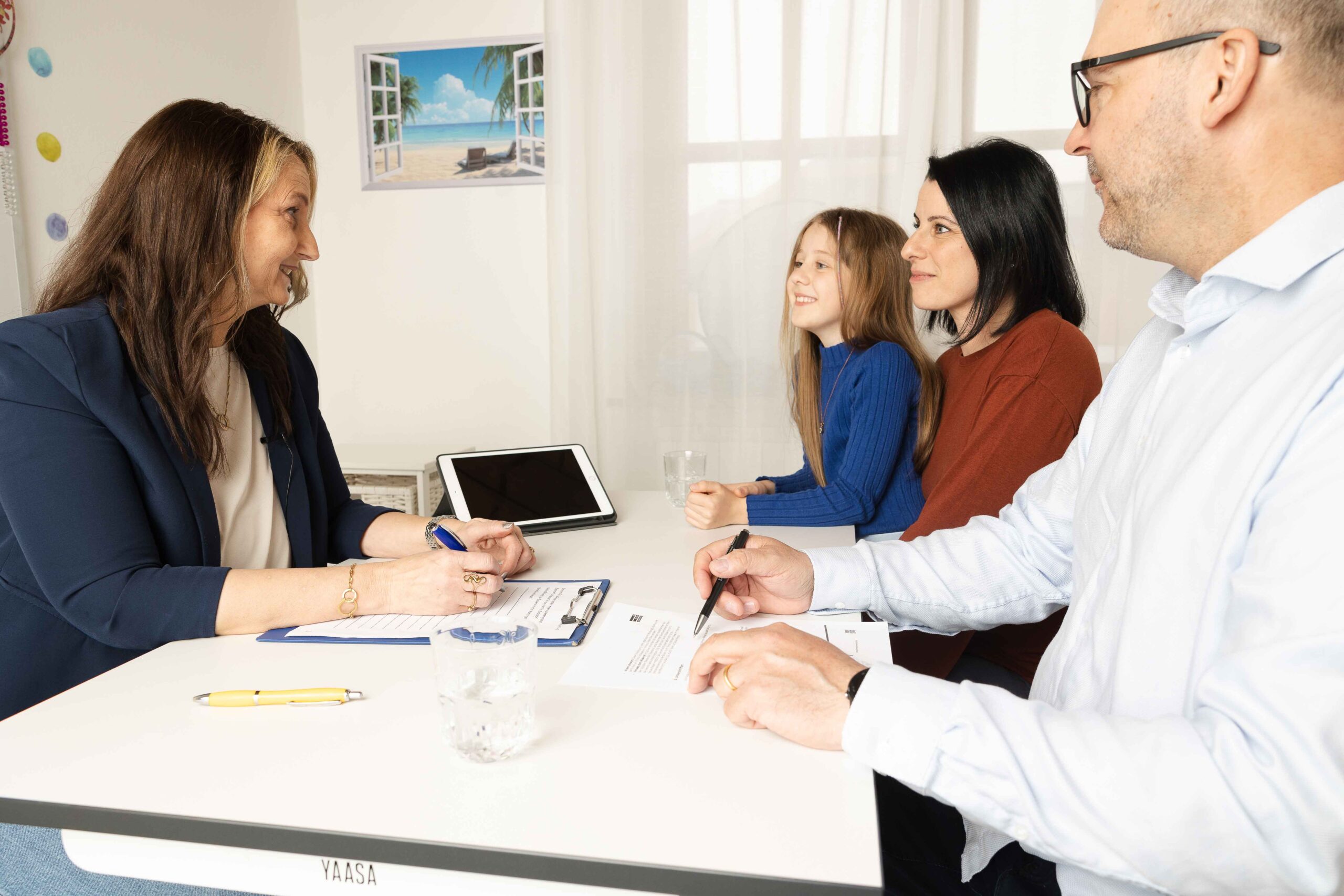 Iris Ingruber im Beratungsgespräch mit Eltern und Kind zur systemischen Elternarbeit
