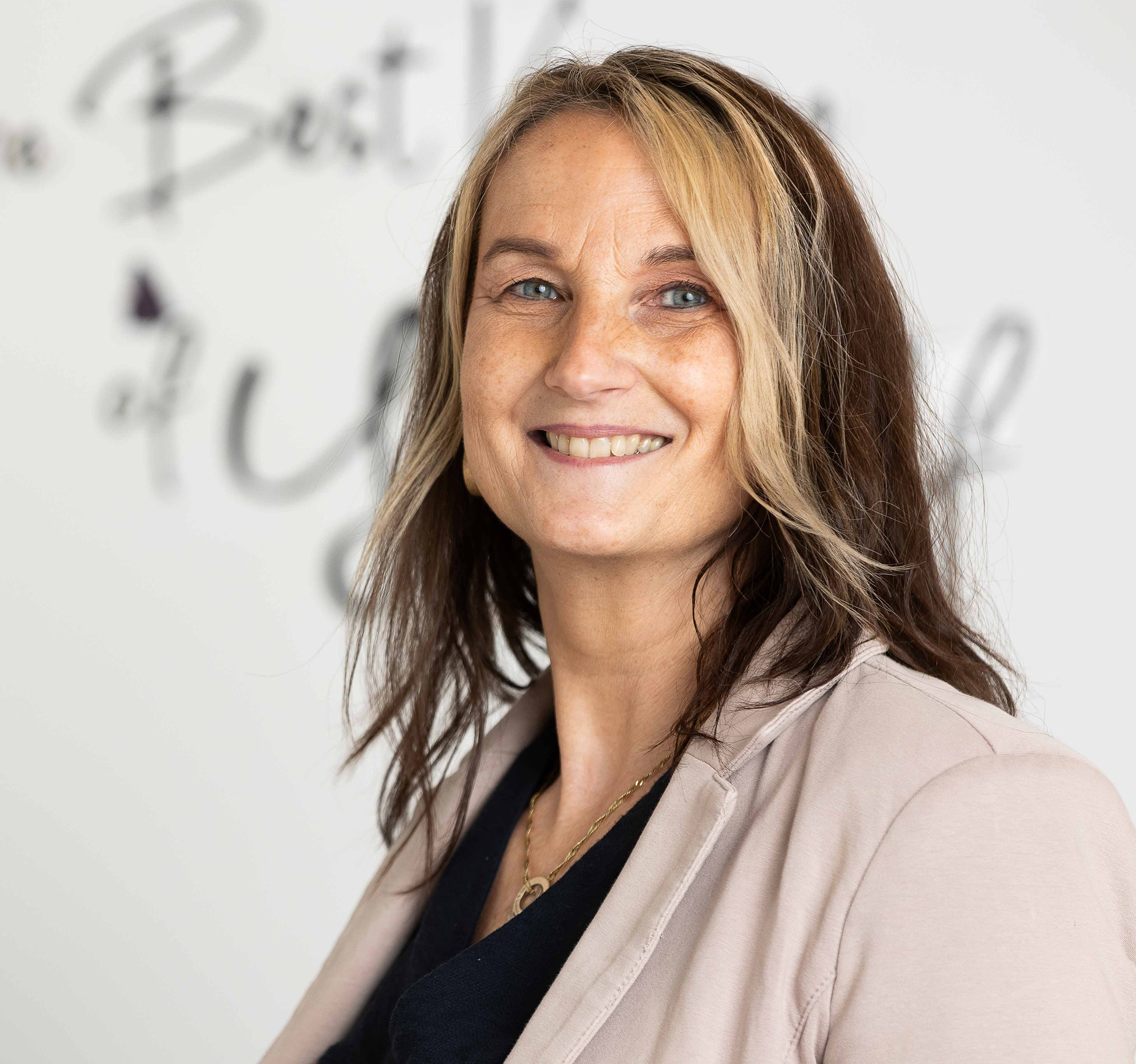 Die Gründerin der ISI4YOU Academy im beratenden Gespräch mit Eltern über Lerncoaching und Entwicklungsbegleitung.